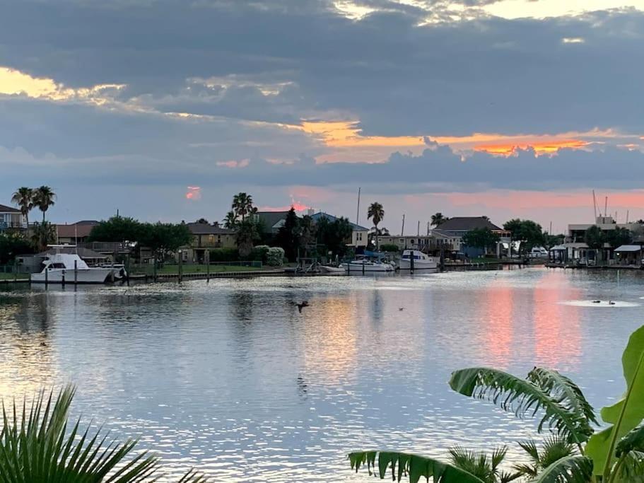 Villa Paradise Lagoon*bayhouse Fishing*beach*dogfriendly Galveston